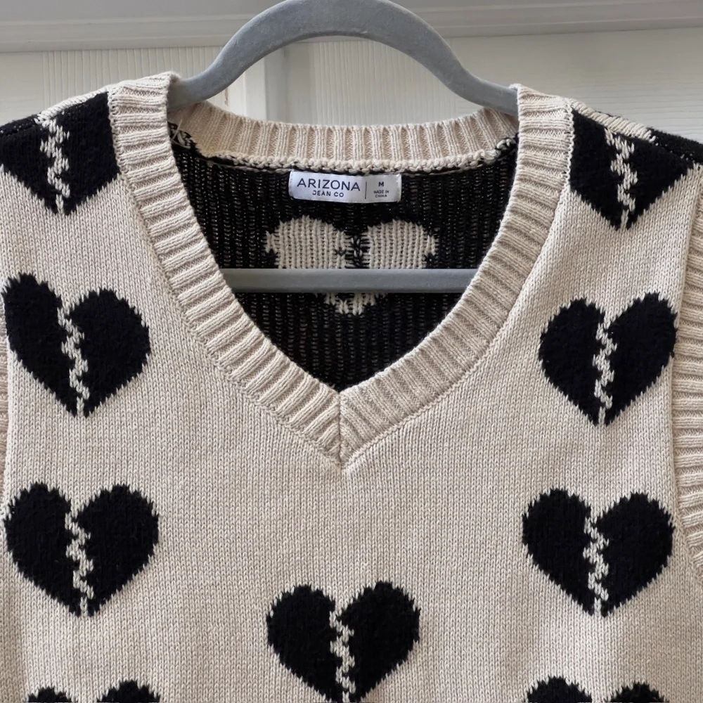 Arizona Jean Company Cream and Black V-neck Sweater With Broken Hearts, Size Med - Picture 3 of 8